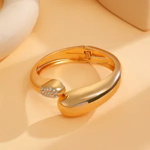 Eleganter goldener unregelmäßiger Wassertropfen-Armreif mit funkelnden Strasssteinen