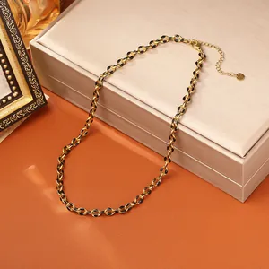 Élégant collier chaîne en acier titane doré avec détail d'incrustation en émail noir