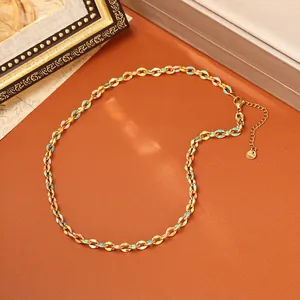 Vue détaillée du collier chaîne en émail coloré avec finition dorée de qualité.
