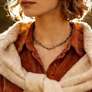 Gros plan détaillé d'un collier en acier inoxydable de style bohème avec émail coloré