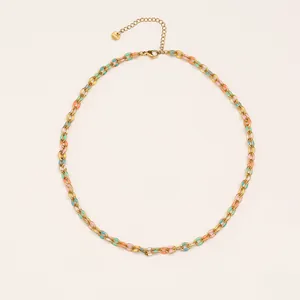 Collier en émail coloré de style bohème en acier titane plaqué or design chic.
