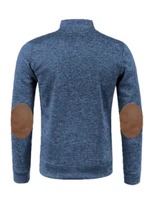 Vue arrière détaillée d'un pull en maille bleu pour homme avec des coudières marron