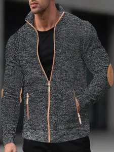 Gros plan d'un gilet en tricot pour homme avec fermeture éclair et coudières marron