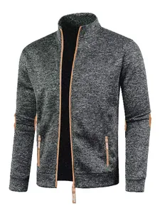 Vue détaillée du gilet tricoté pour hommes avec fermeture éclair et coudières marron