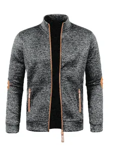 Vue détaillée d'un gilet en tricot gris avec coudières et bordures marron chic.