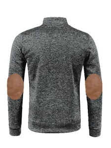 Détail de la vue arrière d'un pull gris chiné pour homme avec coudières brunes