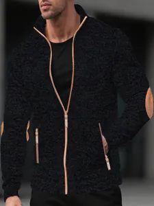 Détail du gilet noir en tricot pour homme avec fermeture éclair et coudières contrastées