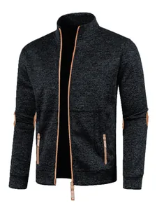 Détail veste en tricot pour homme zippée avec empiècements aux coudes et col montant