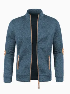 Gros plan sur le cardigan en tricot bleu pour hommes avec des coudières marron
