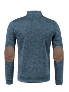 Vue arrière d'un pull en tricot bleu chiné pour hommes avec coudières marron en suède