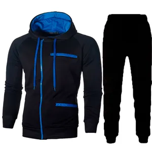 Set di tuta sportiva da uomo con felpa con cappuccio nera e dettagli blu e pantaloni coordinati