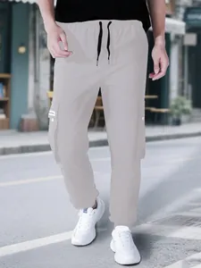 Dettaglio dei pantaloni cargo casual da uomo con coulisse in vita e tasche grandi