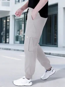 Dettaglio della vista laterale dei pantaloni cargo leggeri da uomo con multi-tasche