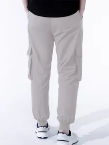 Vista posteriore dettagliata dei pantaloni cargo casual da uomo in grigio chiaro