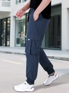 Profilo laterale di pantaloni cargo blu da uomo con coulisse e bordo a coste