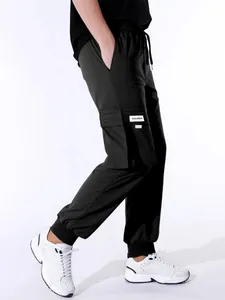 Vista laterale dettagliata dei pantaloni cargo neri da uomo con coulisse e tasche