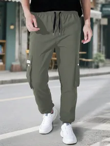 Vista dettagliata di pantaloni cargo da uomo verde oliva con coulisse e tasche