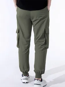 Vista posteriore dettagliata dei pantaloni cargo uomo verde oliva con tasche e polsini