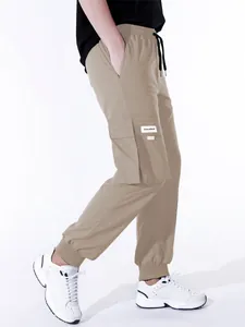 Vista laterale dei pantaloni cargo kaki da uomo con coulisse e tasche laterali