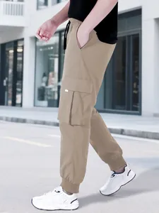 Vista laterale dei pantaloni cargo kaki da uomo con grandi tasche laterali.
