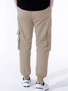 Vista posteriore di pantaloni cargo uomo kaki con polsini elasticizzati e tasche laterali.