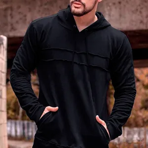 Modischer schwarzer Kapuzenpullover für Herren mit einzigartigem Patchwork-Design