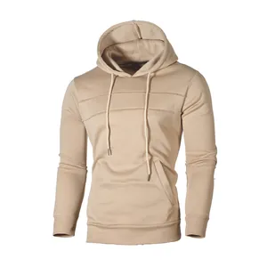 Detailansicht eines beigen Herren-Kapuzenpullovers mit Kordelzug und Patchwork-Elementen