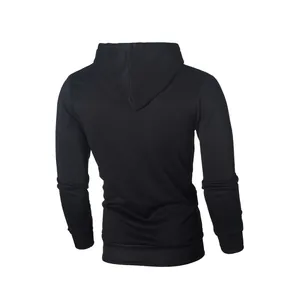 Detaillierte Rückansicht eines klassischen schwarzen Herren-Kapuzenpullovers im Casual-Stil.