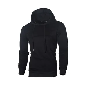 Vorderansicht eines schwarzen Herren-Hoodies mit Kordelzug und Brustnähten