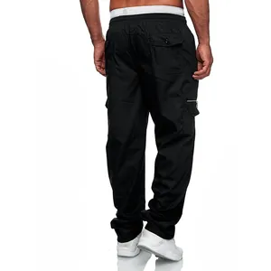 Vista posteriore di pantaloni cargo neri da uomo con vestibilità ampia e tasche