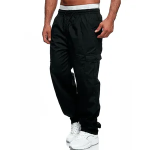 Dettaglio di alta qualità dei pantaloni cargo neri da uomo con vestibilità ampia