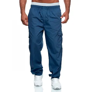 Dettaglio dei pantaloni cargo casual da uomo blu con vestibilità dritta e ampia.
