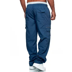 Vista posteriore di pantaloni cargo blu da uomo con tasche multiple e gamba dritta