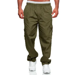 Vista intera dei pantaloni cargo da uomo verde oliva con tasche multiple