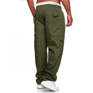 Vista posteriore dei pantaloni cargo da uomo verde oliva, vestibilità ampia
