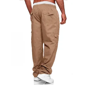 Vista posteriore di pantaloni cargo da uomo kaki larghi con tasche.