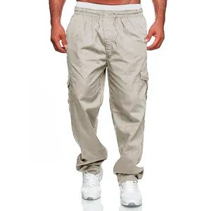 Vista frontale completa che mostra la vestibilità e le tasche dei pantaloni cargo