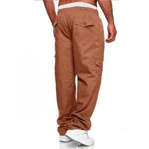 Vista posteriore dei pantaloni cargo da uomo marroni con vestibilità ampia dritta.