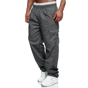 Vista dettagliata dei pantaloni cargo grigi da uomo con tasche e coulisse in vita