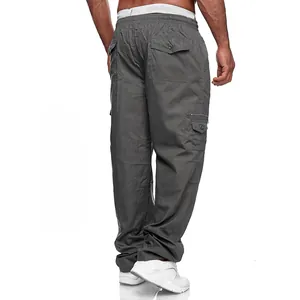 Vista posteriore dei pantaloni cargo da uomo con tasche multiple in grigio scuro