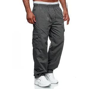 Vista dettagliata dei pantaloni cargo grigi larghi da uomo con coulisse e tasche laterali