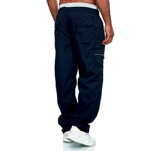 Dettaglio dei pantaloni cargo blu scuro da uomo con tasche posteriori con patta