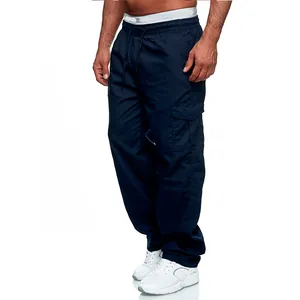 Vista dettagliata dei pantaloni cargo blu scuro da uomo con tasche e taglio dritto.