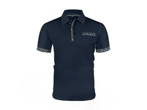 Détail du polo en maille bleu marine pour homme avec des accents de motifs paisley