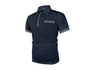 Vue détaillée d'un polo en maille bleu marine avec d'élégants détails en paisley