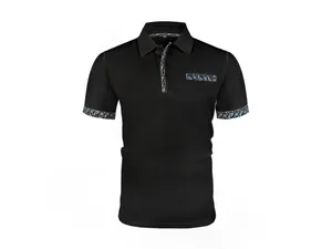 Détail du polo homme en maille de soie glacée noire avec bordures à motif paisley