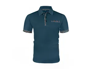 Vue détaillée d'un polo en maille pour homme avec garnitures à motif paisley.