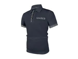 Vue détaillée du polo en maille bleu marine avec des accents élégants en cachemire
