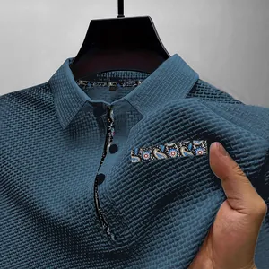 Polo bleu à manches courtes pour hommes avec texture gaufrée et détails en cachemire