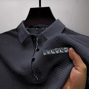 Polo pour hommes en soie glacée à mailles gris anthracite avec bordure en cachemire